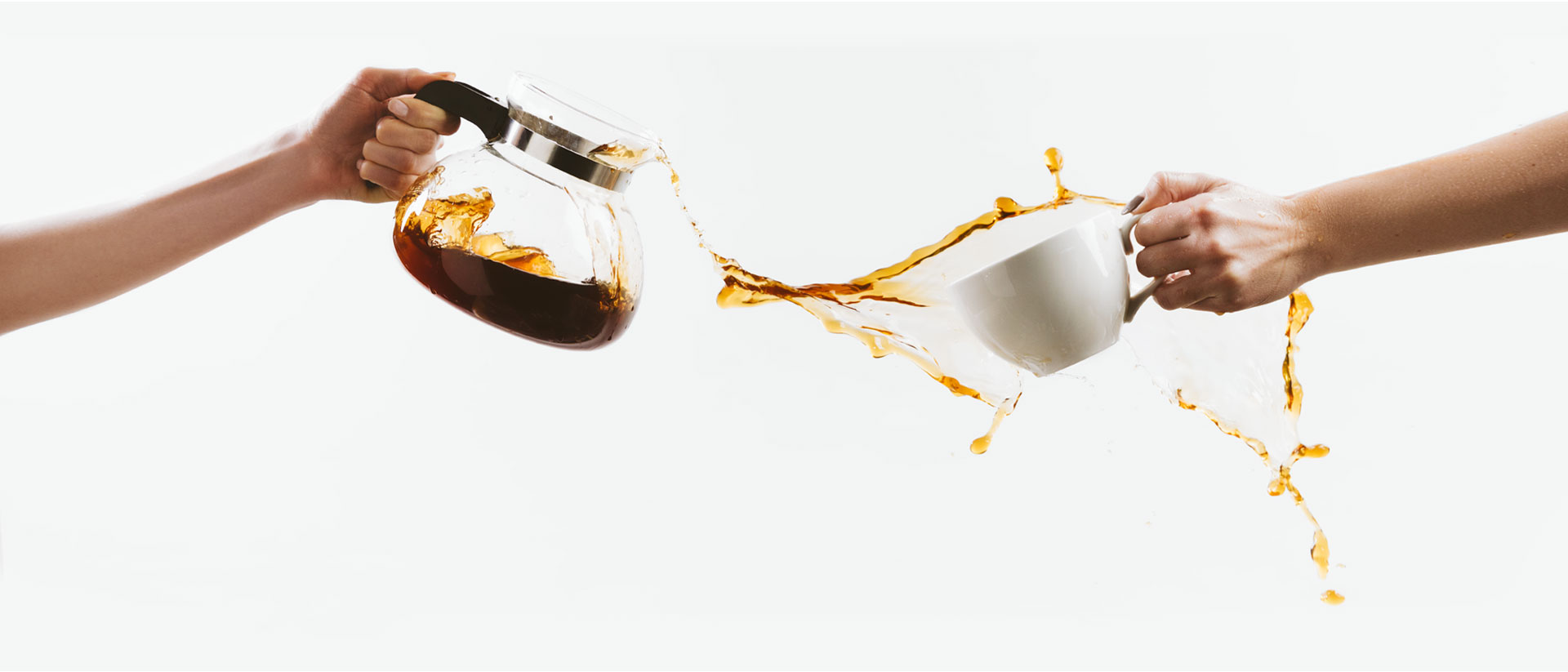 Kawa nalewana z dzbanka do kubka